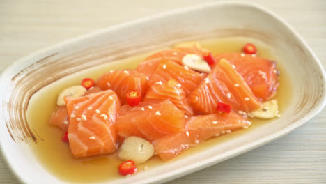 Salmón-Fresco-Shoyu-Marinado-Crudo-O-Salsa-De-Soja-En-Escabeche-De-Salmón---Estilo-De-Comida-Asiática