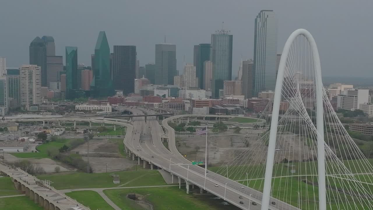 Vista aérea del centro de Dallas y la autopista cerca de la ciudad