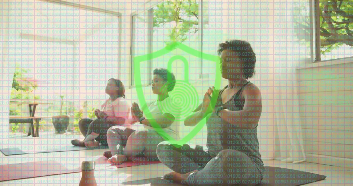 Tre donne che fanno yoga, passando rapidamente dalla posizione di preghiera a quella a palmi aperti, sotto uno scudo di sicurezza tecnologico.