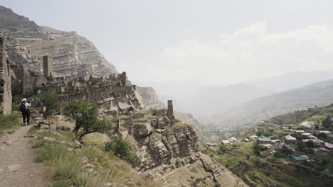 antiguas ruinas en un valle de montaña