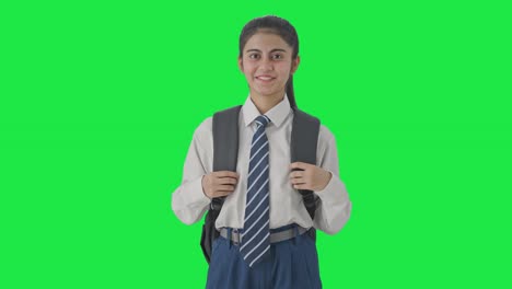 niña de escuela india feliz sonriendo a la cámara pantalla verde