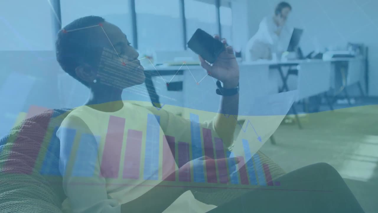 Animazione di elaborazione dati finanziari su donne afroamericane che usano lo smartphone.