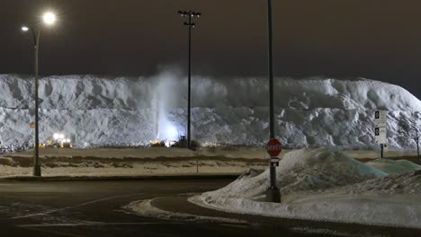 tomada de gran angular de trabajadores de remoción de nieve que conducen camiones limpiando calles quitando nieve con sopladores de nieve camiones de maquinaria pesada, montreal, quebec, canadá