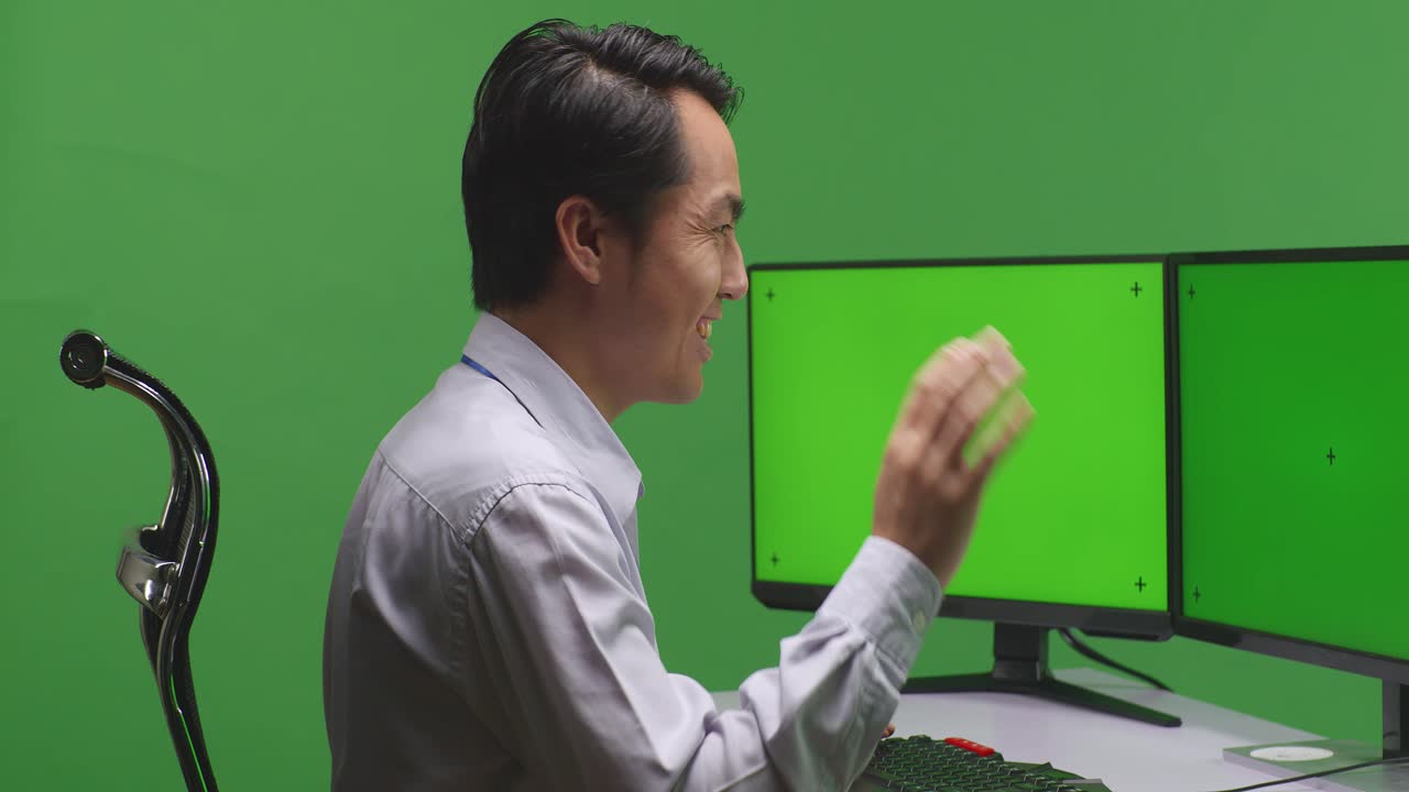 비즈니스맨이 그린 스크린에서 토론하고 있습니다.