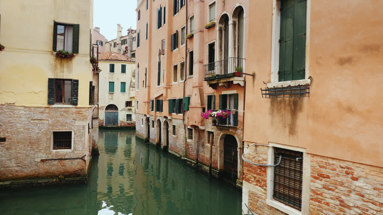 старинные здания и узкий канал венеции