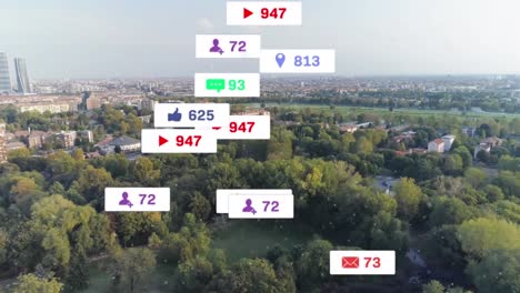 Social-Media-Symbole-Auf-Mehreren-Sprechblasen,-Die-Vor-Der-Luftaufnahme-Der-Stadtlandschaft-Schweben