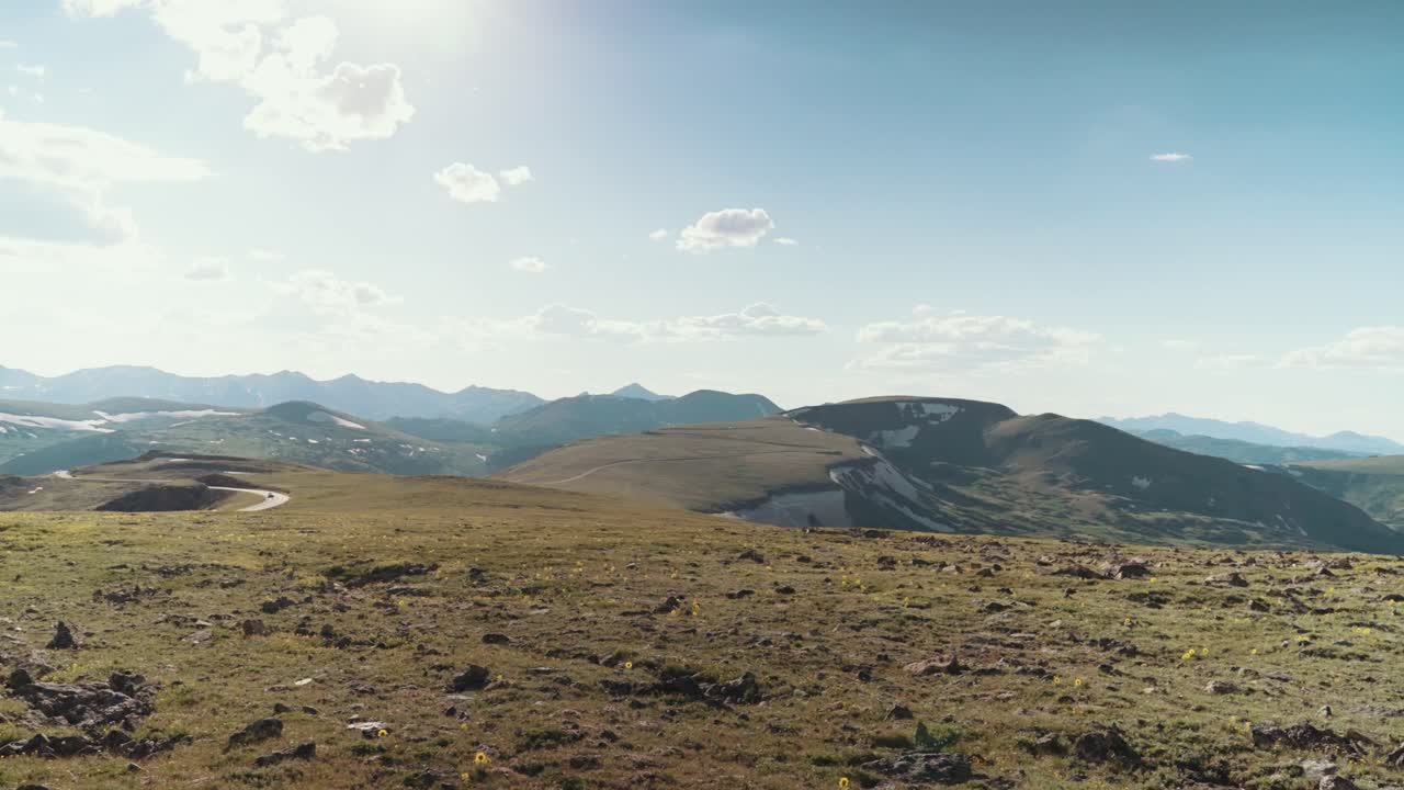 Sivuttaispanorointi tundralla Rocky Mountainin kansallispuistossa