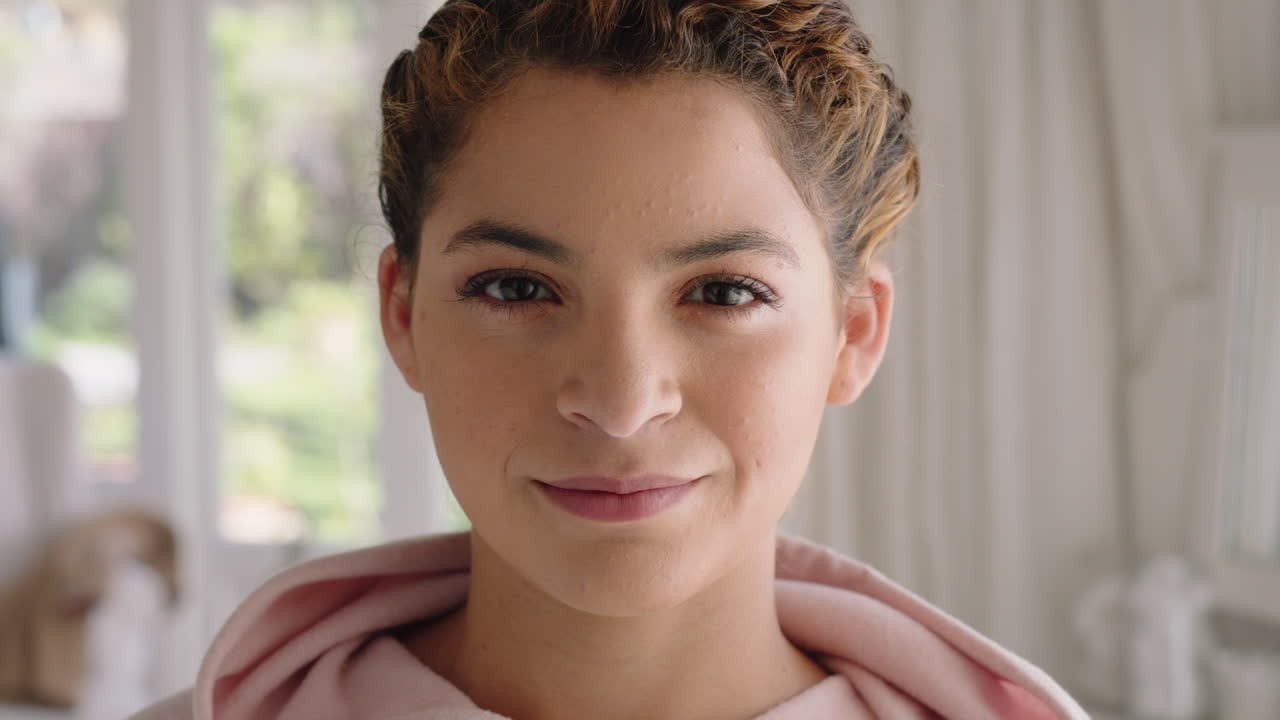 retrato de una hermosa adolescente sonriendo feliz disfrutando de un estilo de vida despreocupado concepto de autoimagen adolescente