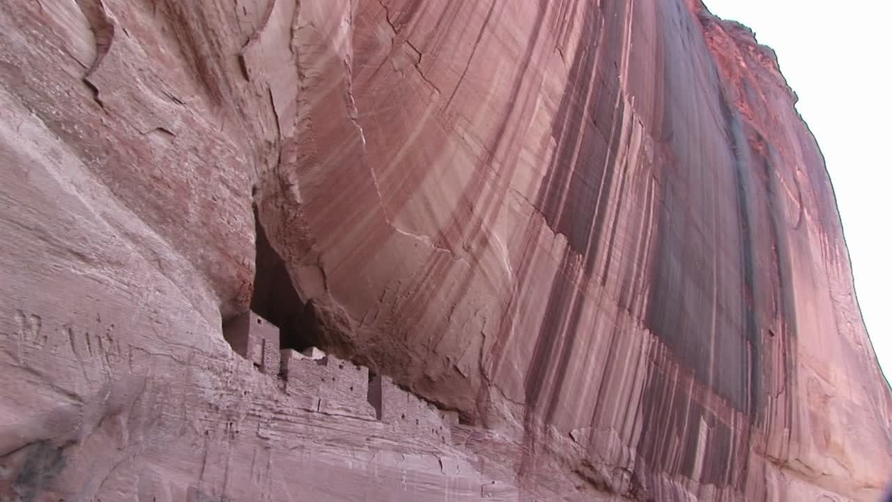 toma panorámica de las viviendas de los acantilados en el monumento nacional del cañón de chelly