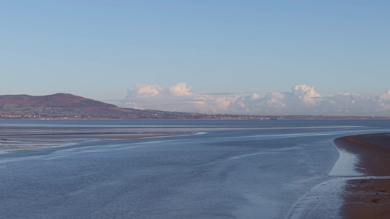 una escena serena de la playa en el pueblo de blackrock, condado de louth, irlanda, bajo cielos despejados