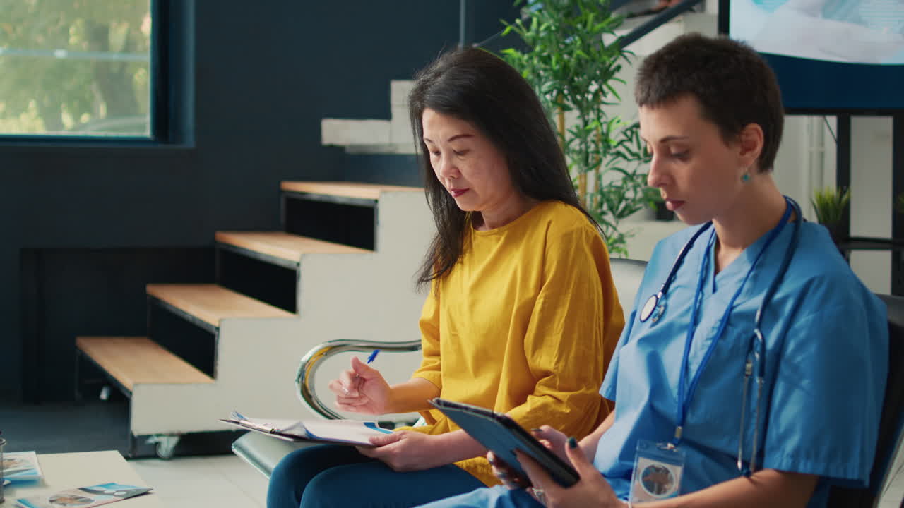 Medico e paziente discutono di informazioni mediche nella sala d'attesa