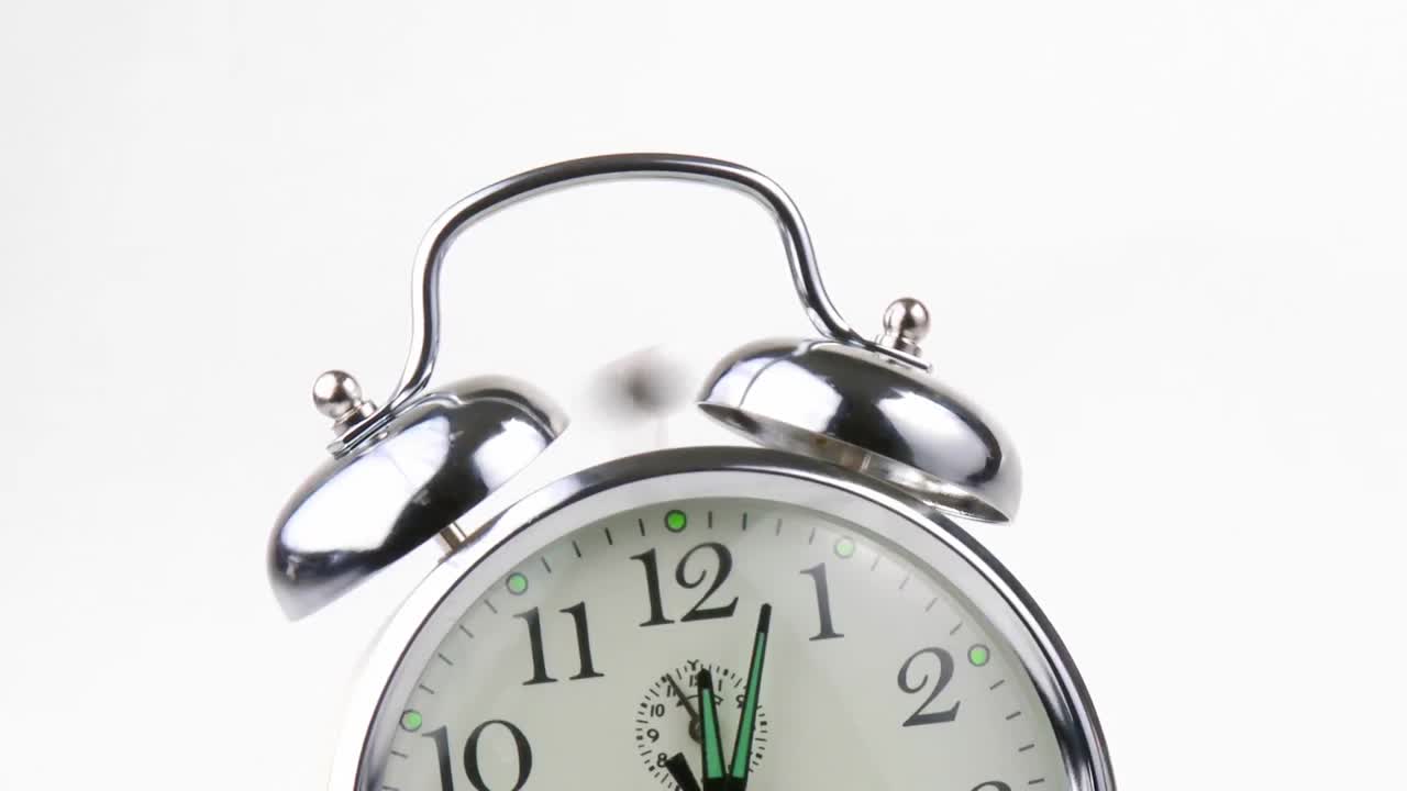 알람 시계가 꺼지는 장면의 클로즈업
