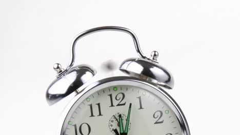 close up de un reloj despertador apagando las imágenes