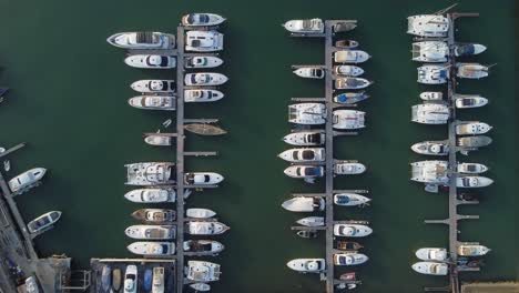 Top-Down-Drohnenvideo-Einer-Marina-Oder-Eines-Hafens-In-Lima,-Peru