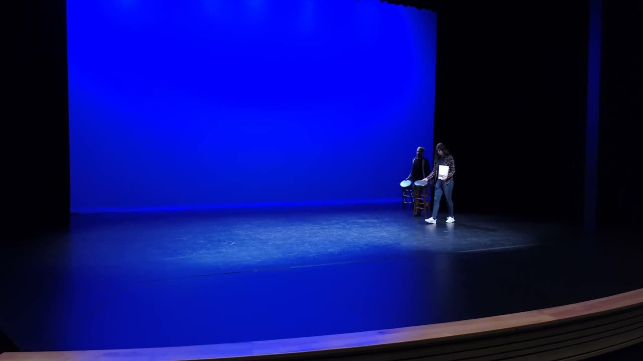 Artista che fa le prove sul palco 4K