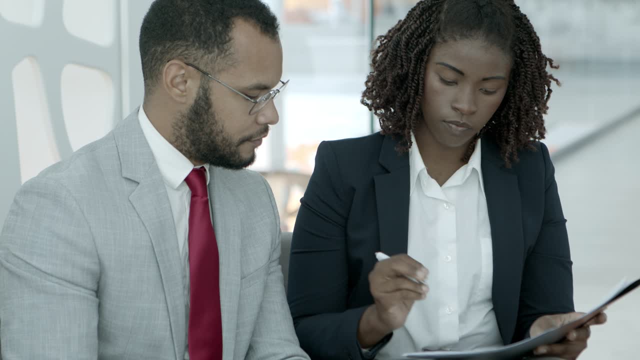 Professionisti che firmano dei documenti