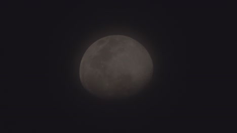 luna en la noche, luz de la luna en el fondo oscuro nublado, telescopio de cerca en el fondo del cielo negro