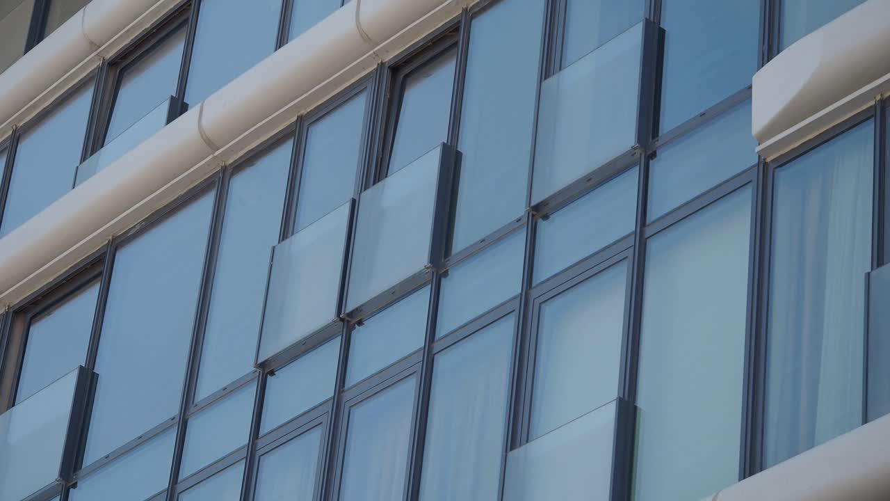 Esterno di edificio con finestre in vetro