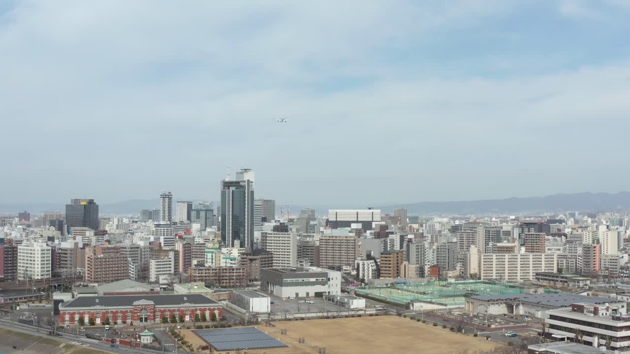 일본 오사카 상공을 비행하는 비행기, 공항을 향해, 넓은 설정 샷