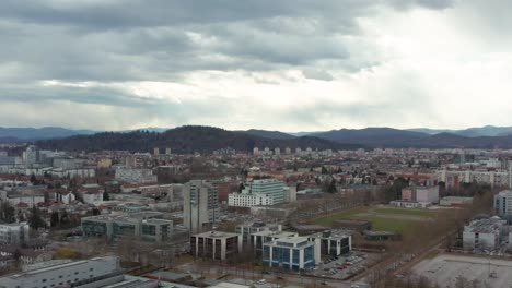 Toma-Aérea-Dando-Vueltas-Lentamente-Alrededor-De-La-Capital-De-Eslovenia,-Ljubljana-En-Un-Día-Nublado