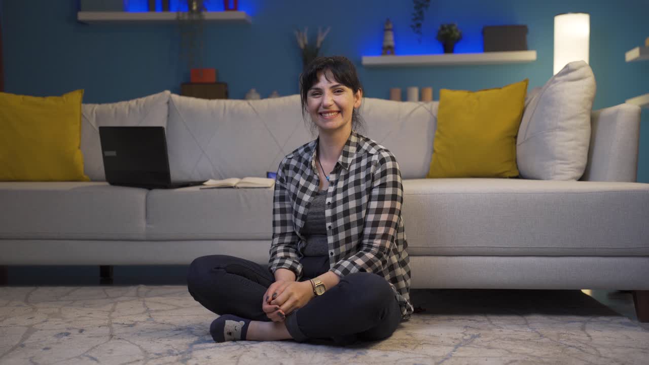 카메라를 향해 손을 흔드는 여자.