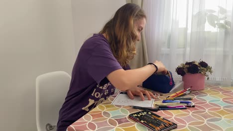 la vista de una niña en una habitación exquisitamente amueblada, dibujando atentamente con lápices de colores en papel con una precisión notable