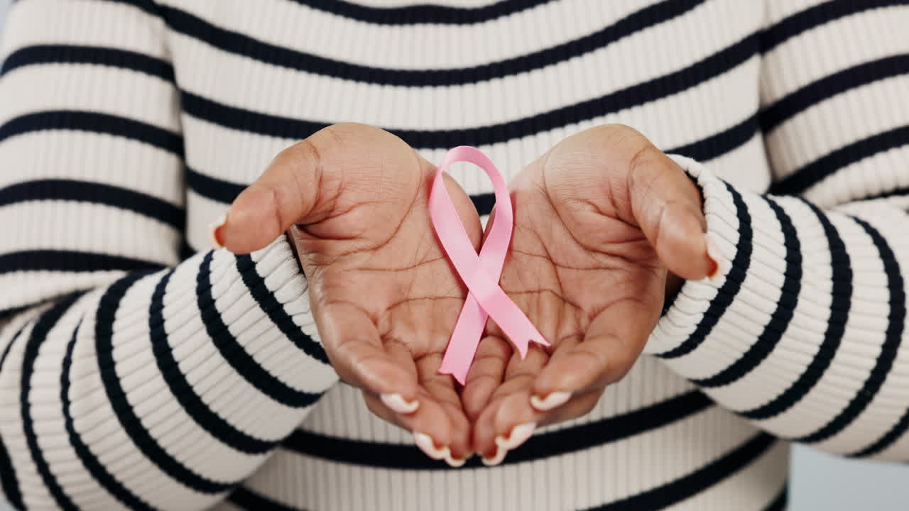Cancro, medico e nastro con le mani