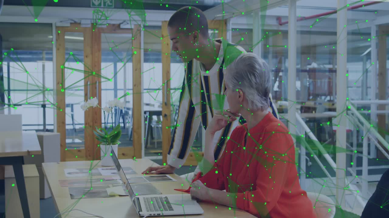 animación de redes de conexiones entre diversas personas de negocios en la oficina