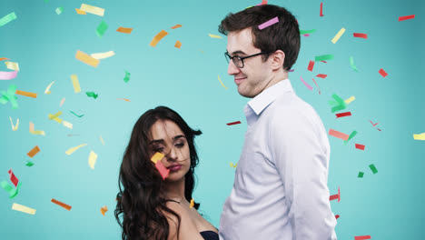 mujer india sexy bailando con un hombre geek cámara lenta fiesta cabina de fotos