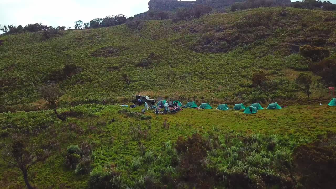 excursionistas tomando un descanso entre caminatas en el campamento en el monte elgon en uganda-kenia, áfrica