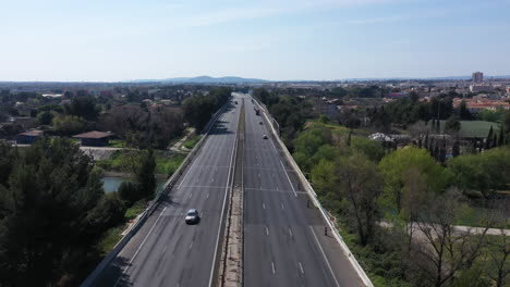 Carretera-Vacía-Durante-El-Cierre-Francia-Montpellier-Toma-Aérea-Sin-Tráfico