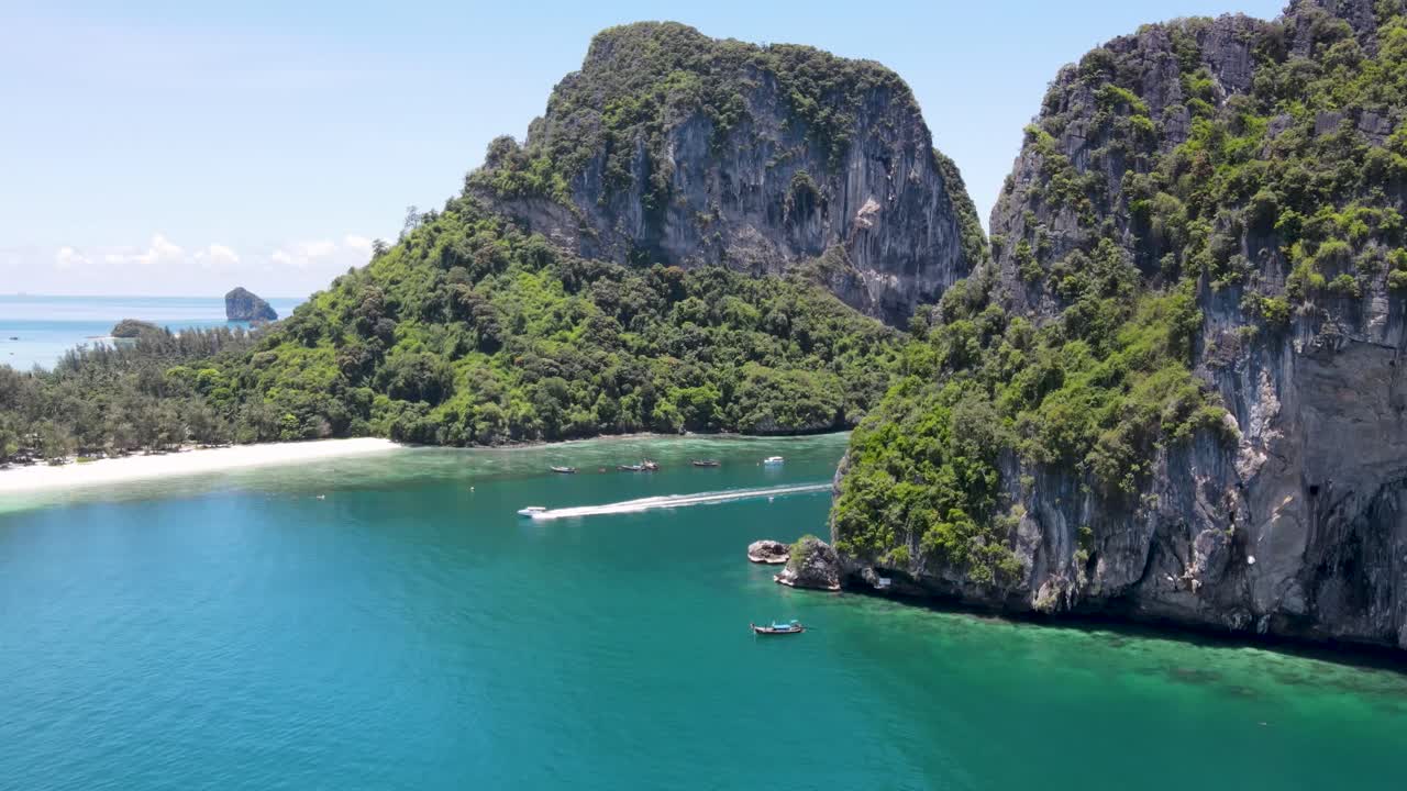 Ripresa aerea di una barca veloce che passa tra isole tropicali, Koh Poda, Krabi.