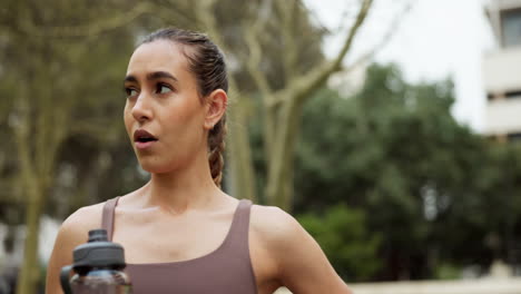 Agua-Potable,-Cansada-O-Mujer-En-Fitness-De-La-Ciudad