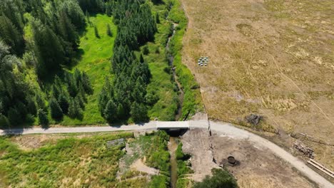 Toma-De-Drone-De-Un-Pequeño-Puente-Artificial-Que-Cruza-El-Arroyo-Breakfast-En-Spirit-Lake,-Idaho