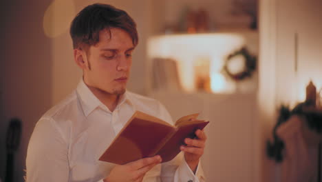 hombre leyendo una novela en casa durante la navidad