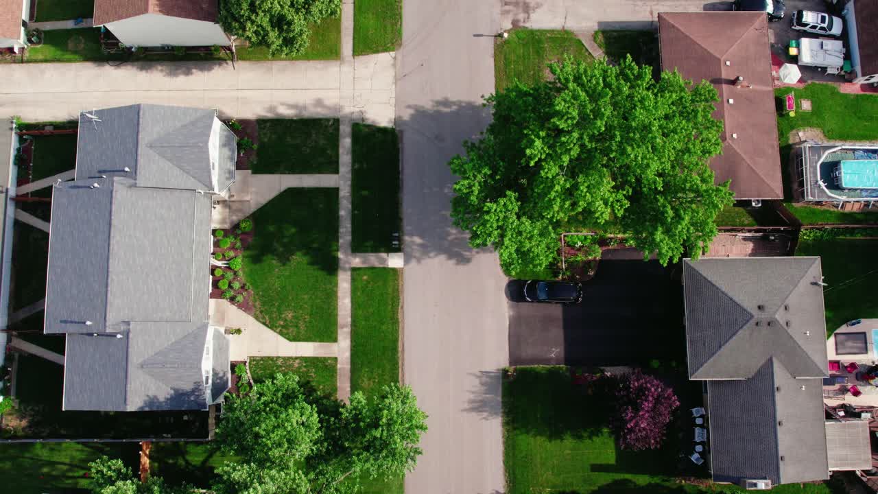 abajo de la cima de la típica comunidad estadounidense
