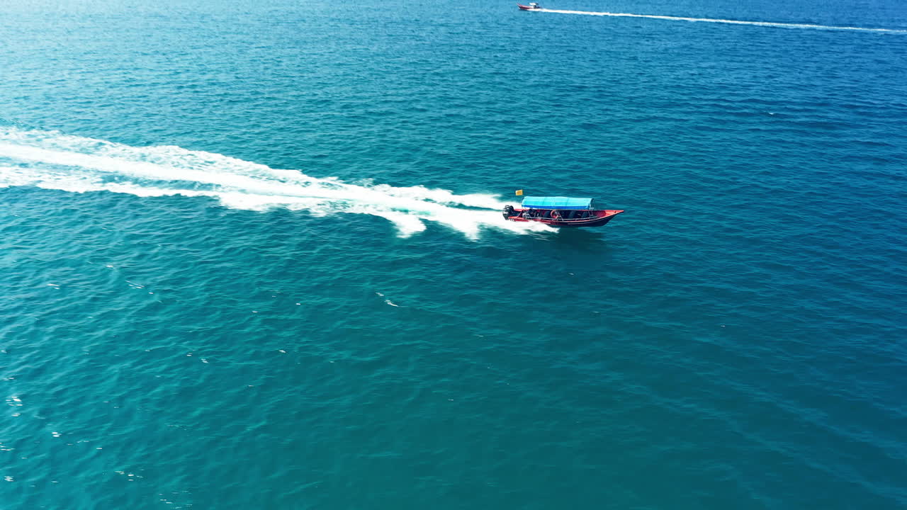 큰 파란색을 가로질러 지프