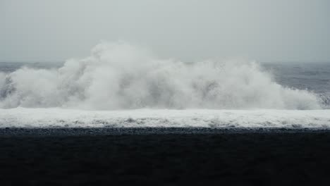 Dunkle,-Majestätische-Wellen-Brechen-An-Einem-Schwarzen-Sandstrand