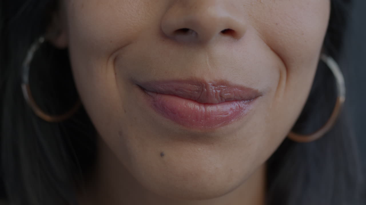 rostro de una mujer sonriente de cerca