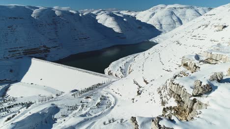 Presa-Faraya-chabrouh-Llena-De-Agua-Bajo-Un-Paisaje-Nevado-Blanco