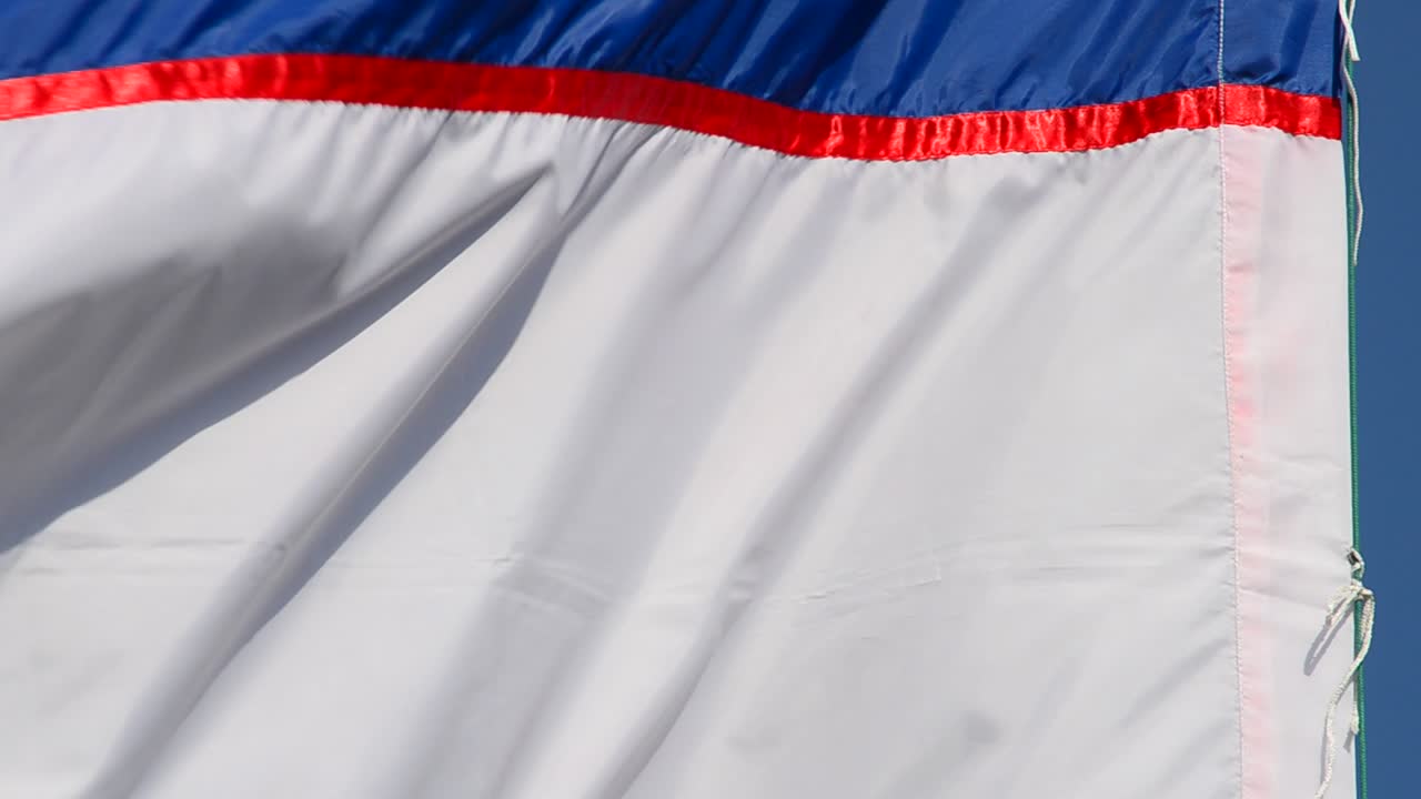 Bandeira do Uzbequistão tremulando ao vento