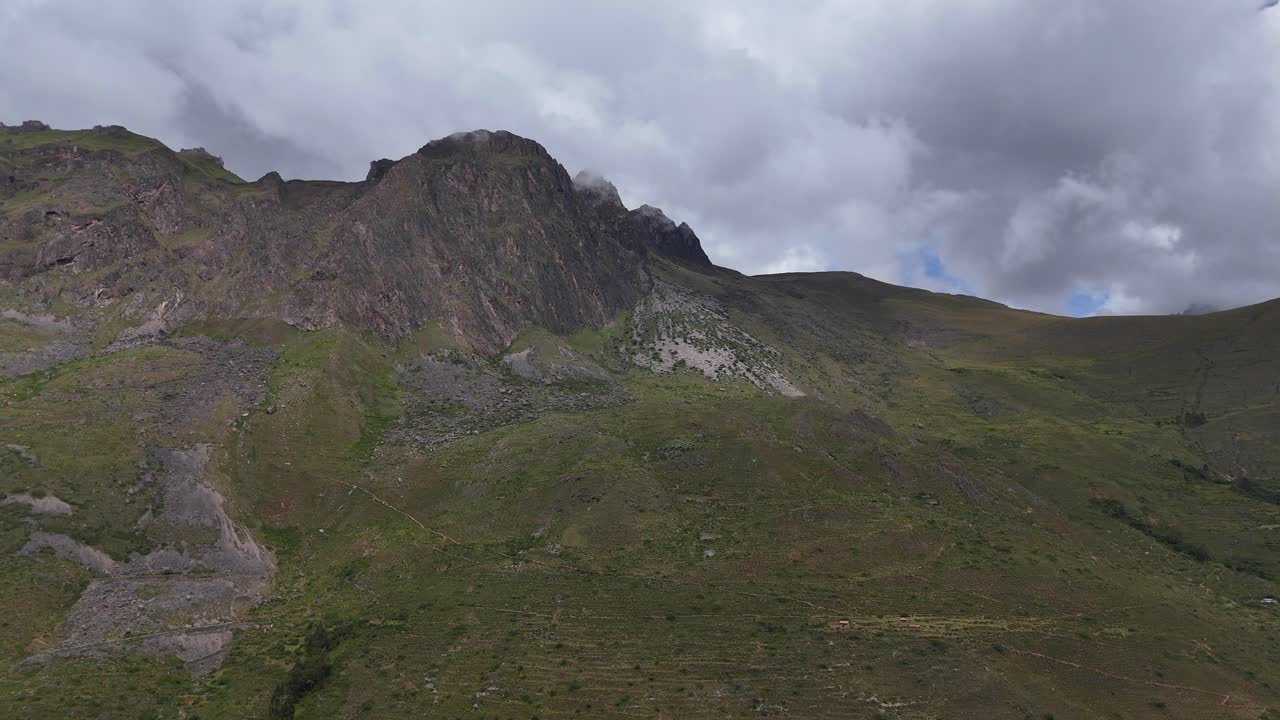 vista aérea de drones de la ciudad inca de ollantaytambo en las montañas de perú y las ruinas incas