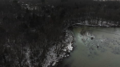 Lake-Sequoyah-En-Fayetteville,-Arkansas,-En-Un-Día-De-Invierno,-Orillas-Cubiertas-De-Nieve.