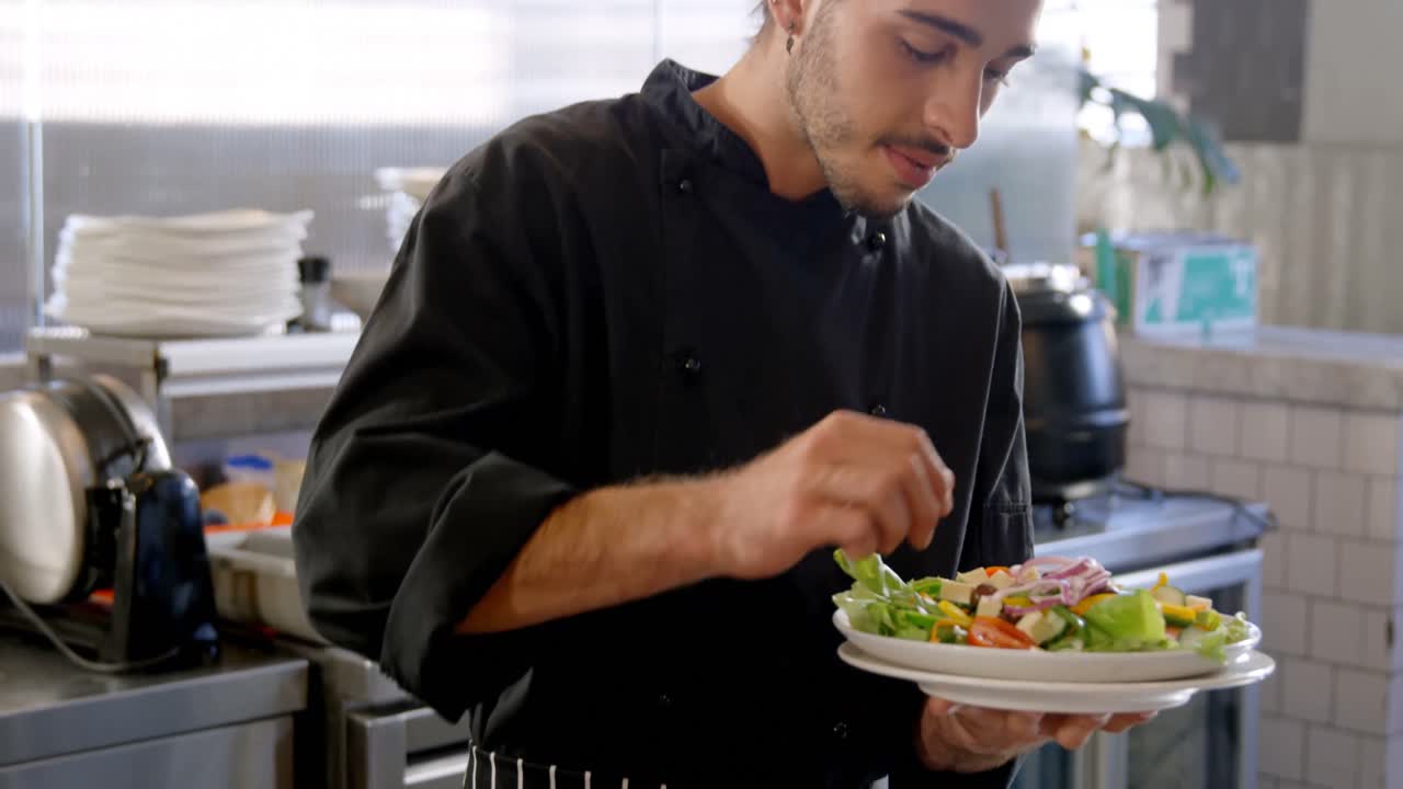 chef platicando el plato en la cocina comercial 4k