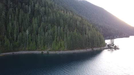 Hermosa-Vista-Al-Lago-Con-Bosque-Cercano