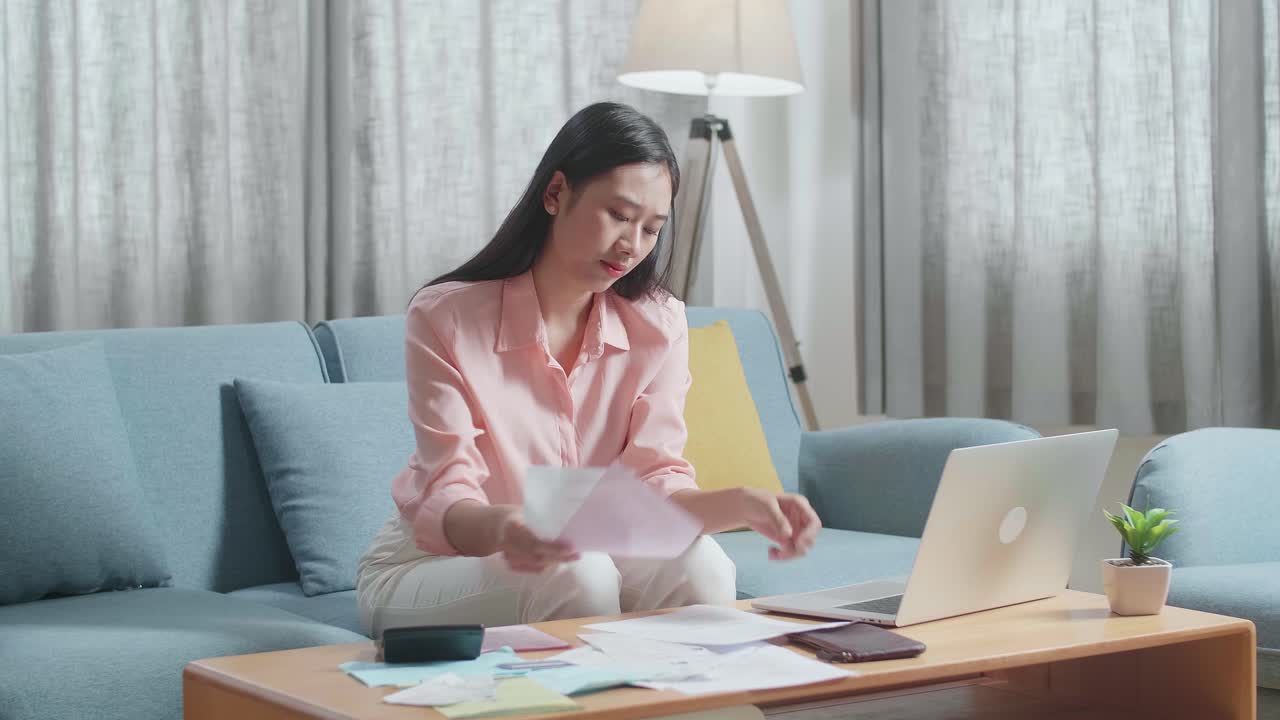 청구서 에 대해 스트레스 를 받는 여자