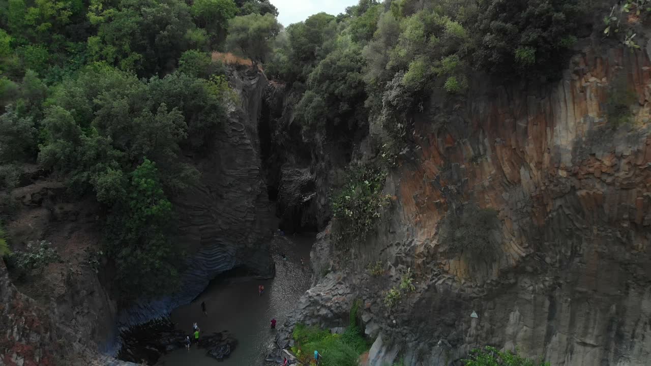 plataforma rodante aérea de 4k: drones que se elevan sobre las gargantas de alcántara, un impresionante canal de columnas de lava erosionadas naturalmente en barrancos, cañones y cuevas