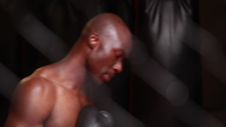 Uomo che fa boxe in una palestra di CrossFit
