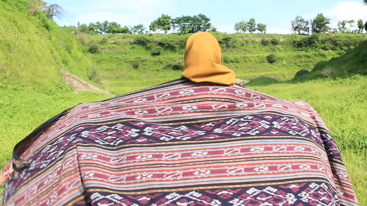 모조케르토의 초원을 걷고 있는 평상복을 입은 젊은 아시아 여성