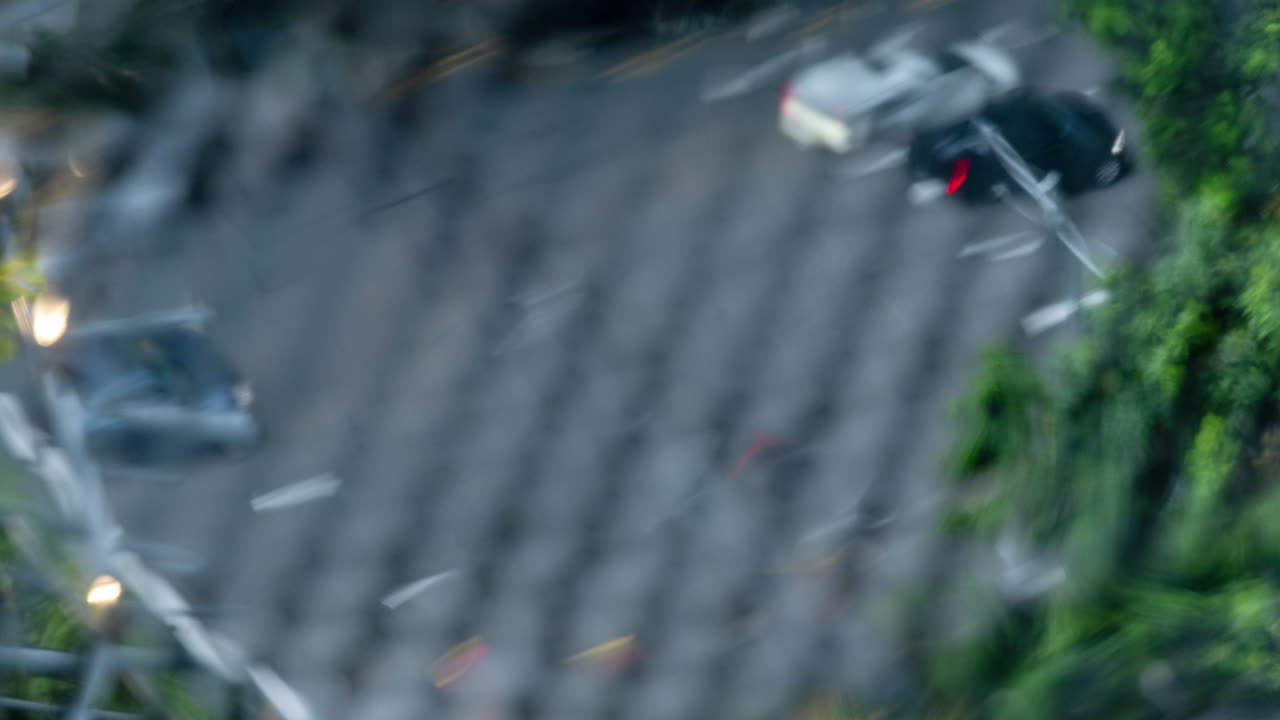 Timelapse of traffic on road in singapore reflected in mirrored roof of building